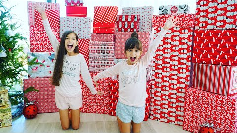 OPENING CHRISTMAS PRESENTS 2018 - What we got for Christmas | Emily and Evelyn